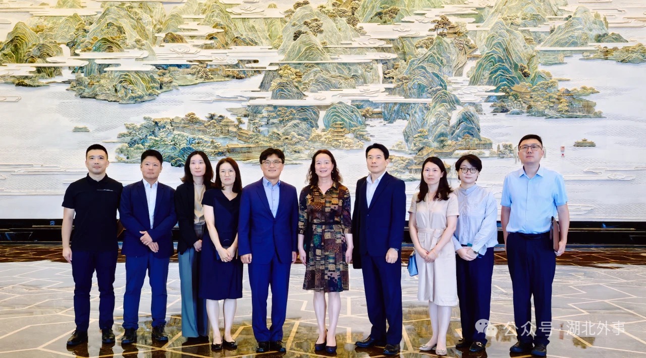 副总领事与湖北省外办章笑梅主任进行午餐恳谈会(8.22)